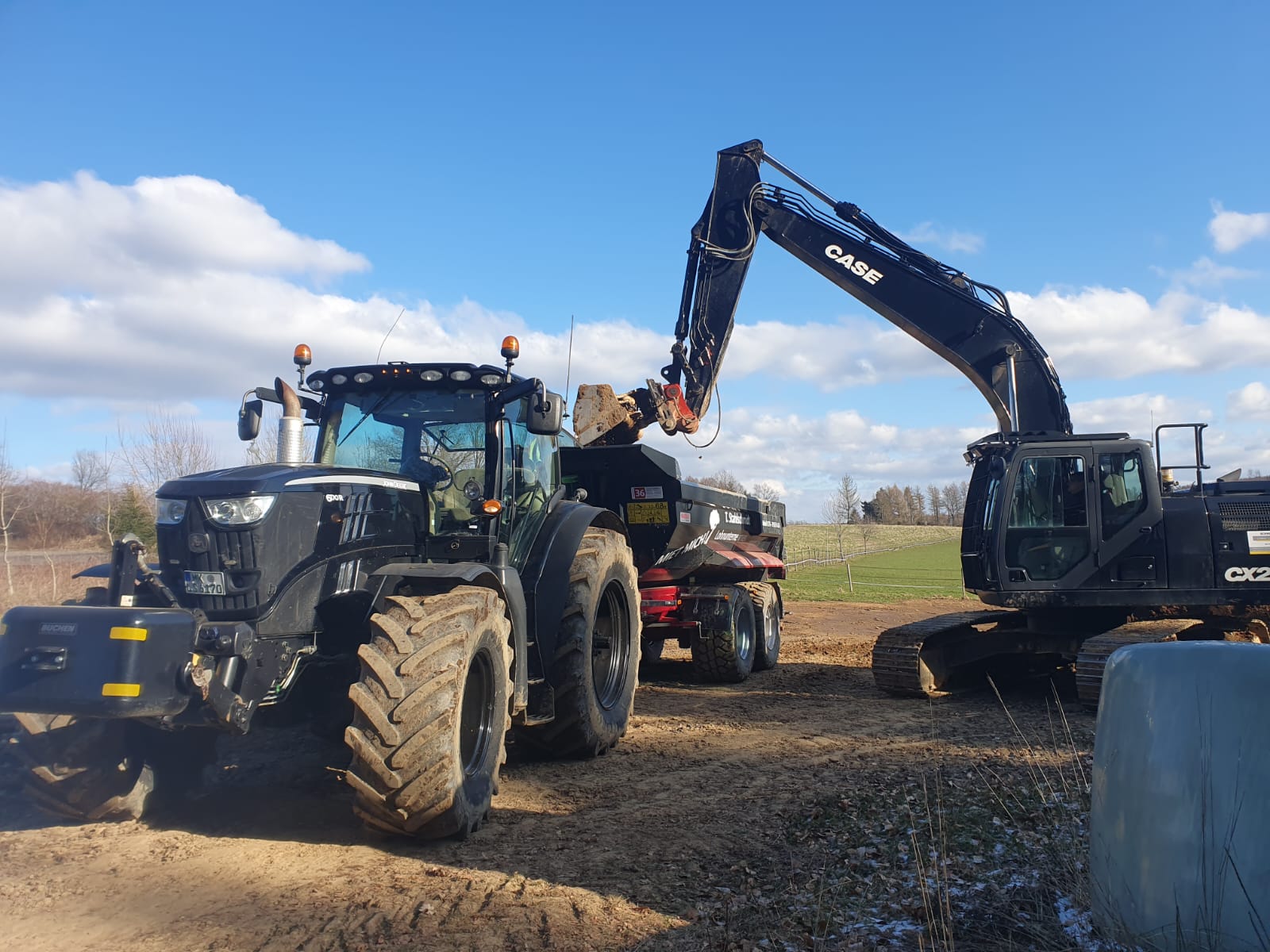 Ein Traktor verlädt Erde